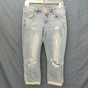 Arizona Jean Co. - Juniors low rise, medium wash, capri denim jeans. Size - 11